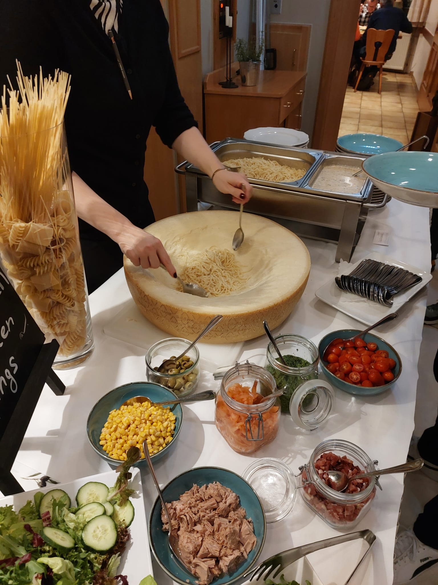 Abendessen vor Ort in Neuhof, Spaghetti in Parmesan und Toppings